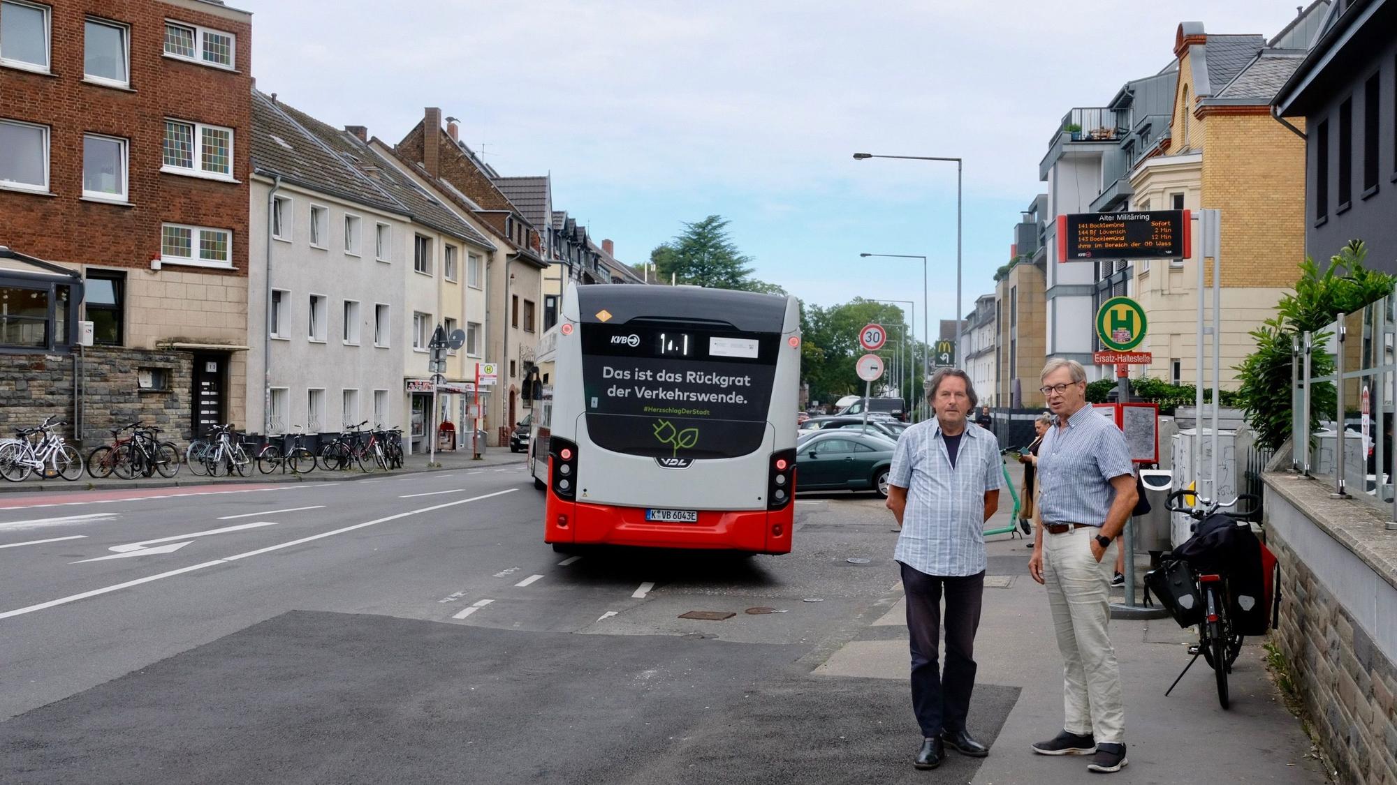 Roland Schüler und Henning Werker (v.l.) an der Bushaltestelle am Alten Militärring.