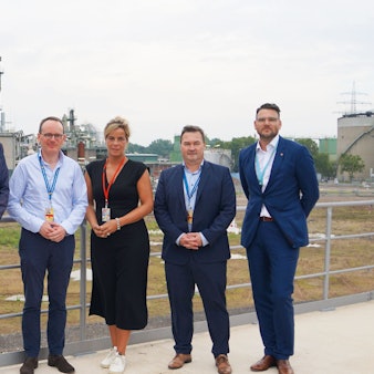 NRW-Wirtschaftsministerin Mona Neubaur mit fünf Vertretern des Shell Energy and Chemicals Park Rheinland.