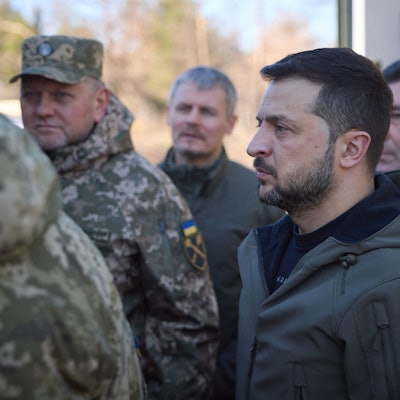 Der ukrainische Präsident Wolodymyr Selenskyj (r.) soll vorab von dem Plan, die Nord-Stream-Pipeline zu sprengen, gewusst haben. Ex-Armeechef Waleri Saluschnyj (l.) soll die Operation geleitet haben. (Archivbild)