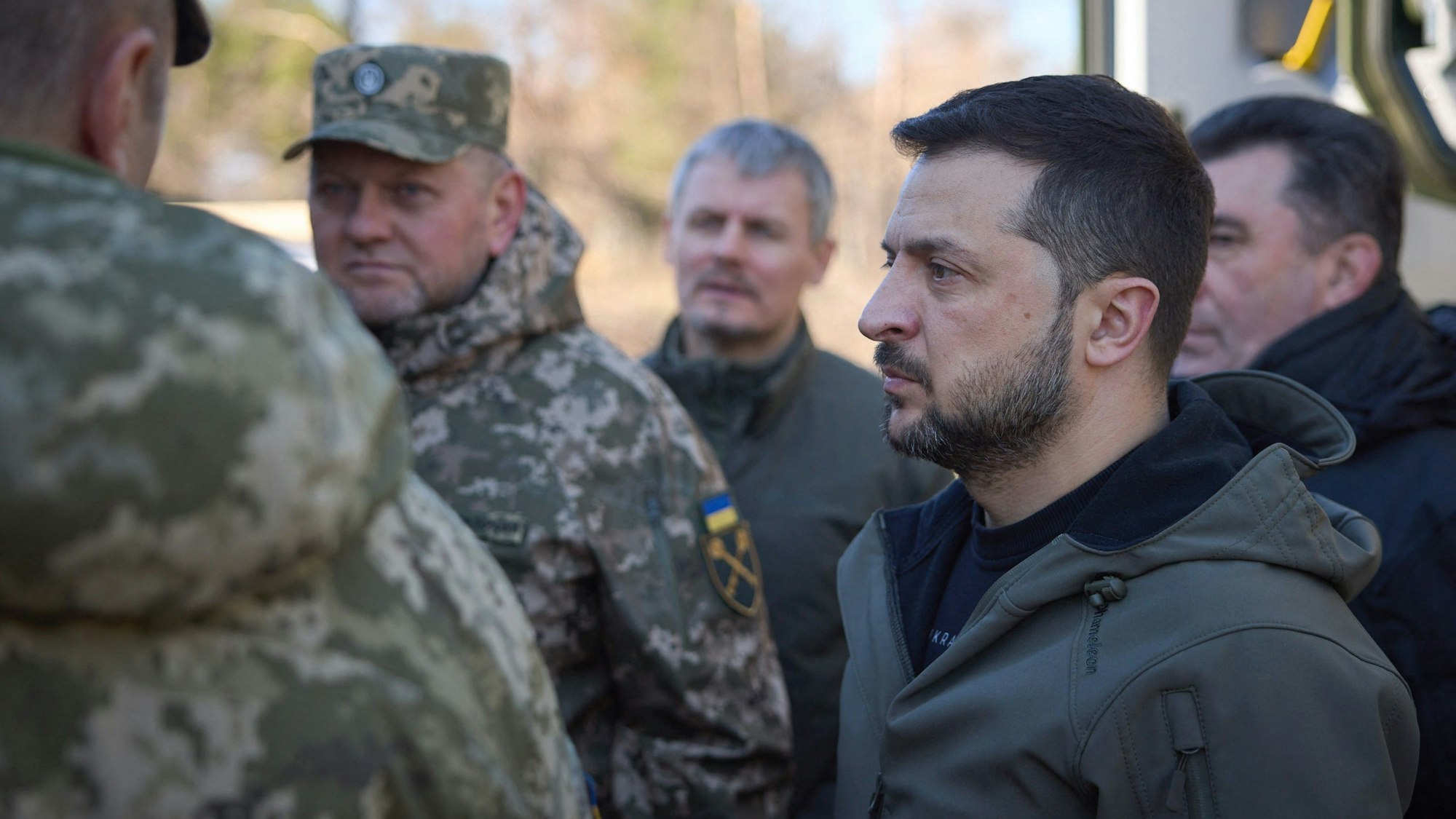 Der ukrainische Präsident Wolodymyr Selenskyj (r.) soll vorab von dem Plan, die Nord-Stream-Pipeline zu sprengen, gewusst haben. Ex-Armeechef Waleri Saluschnyj (l.) soll die Operation geleitet haben. (Archivbild)