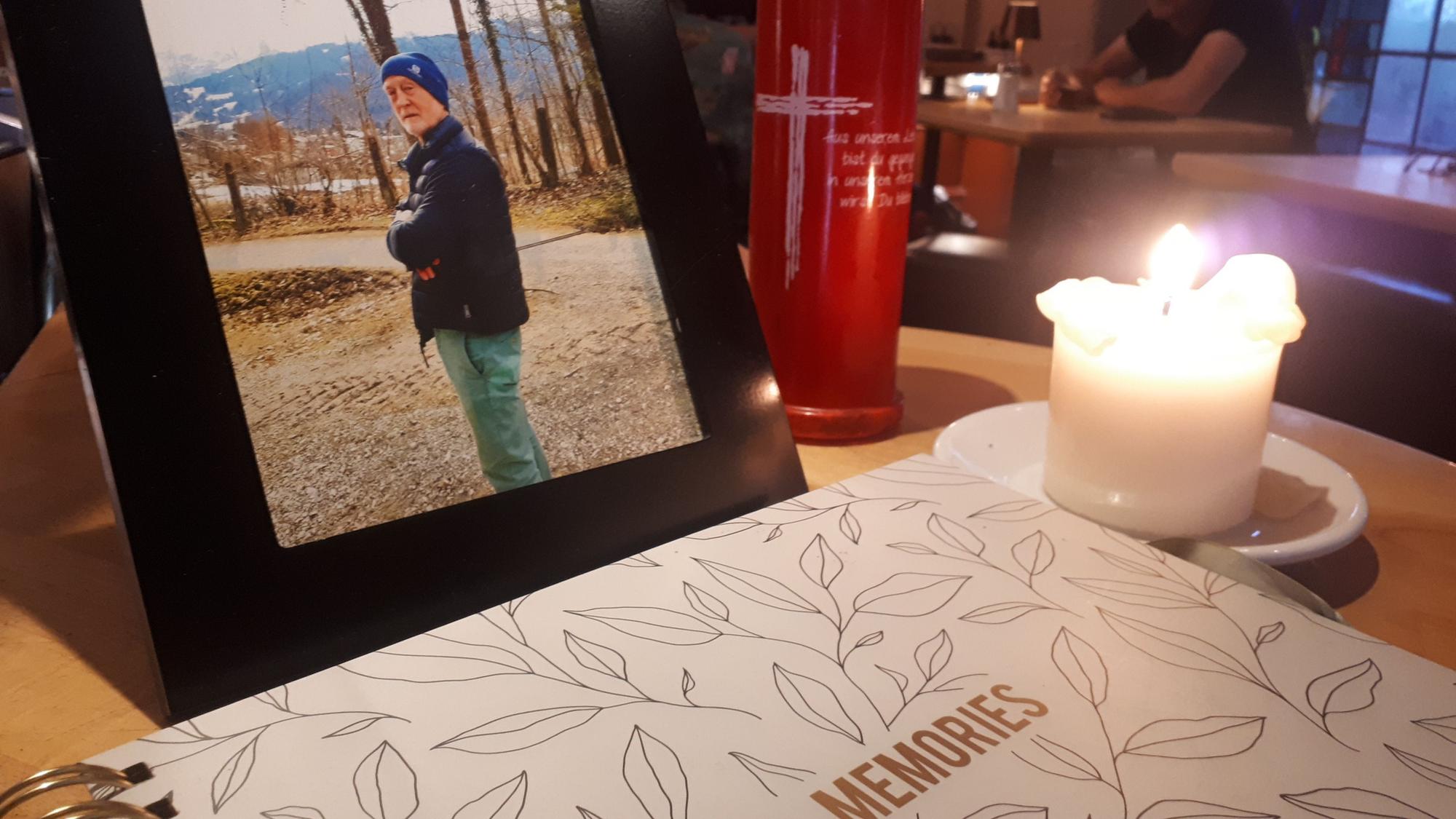 Auf der Theke des „Gernot's“ liegen ein Album, eine Gedenkkerze und ein Foto von Gernot Reinhardt.