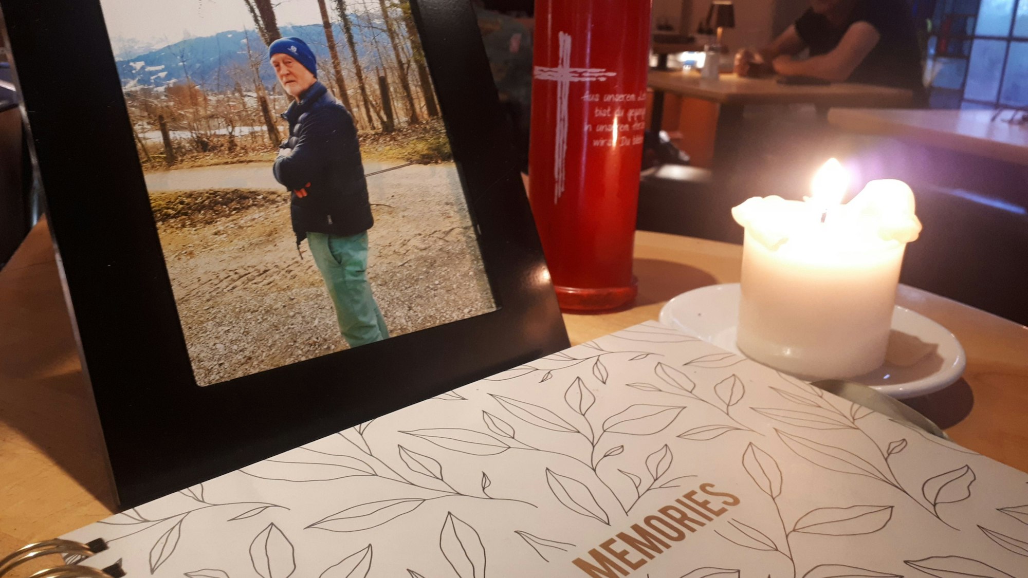 Auf der Theke des „Gernot's“ liegen ein Album, eine Gedenkkerze und ein Foto von Gernot Reinhardt.