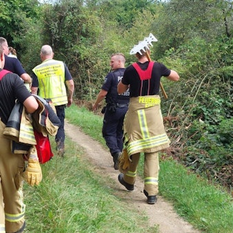 Vergeblich suchte die Eitorfer Feuerwehr mit Polizei und einem Hubschraubeer nach einem abgstürzten Gleitschirmfliegfer, den eine Anwohnerin gemeldet hatte.
