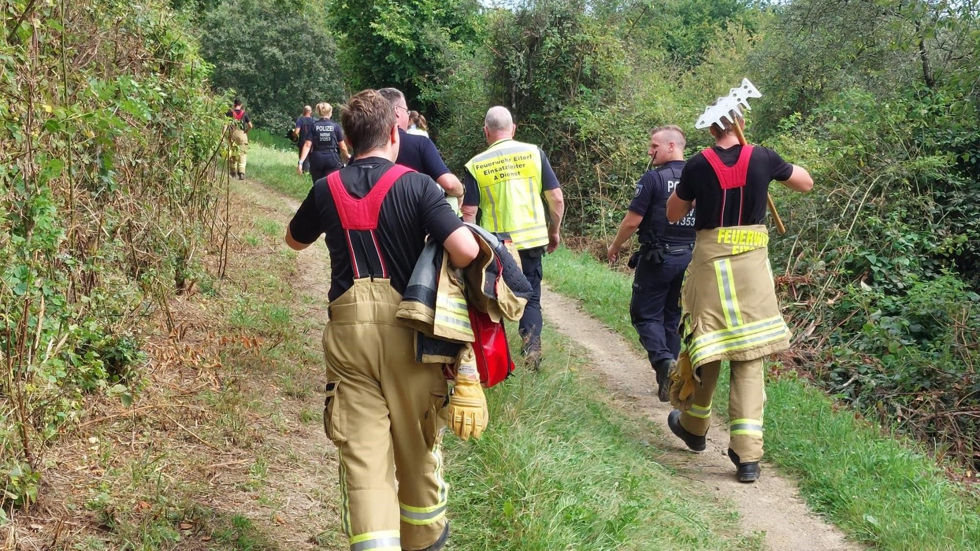 Vergeblich suchte die Eitorfer Feuerwehr mit Polizei und einem Hubschraubeer nach einem abgstürzten Gleitschirmfliegfer, den eine Anwohnerin gemeldet hatte.