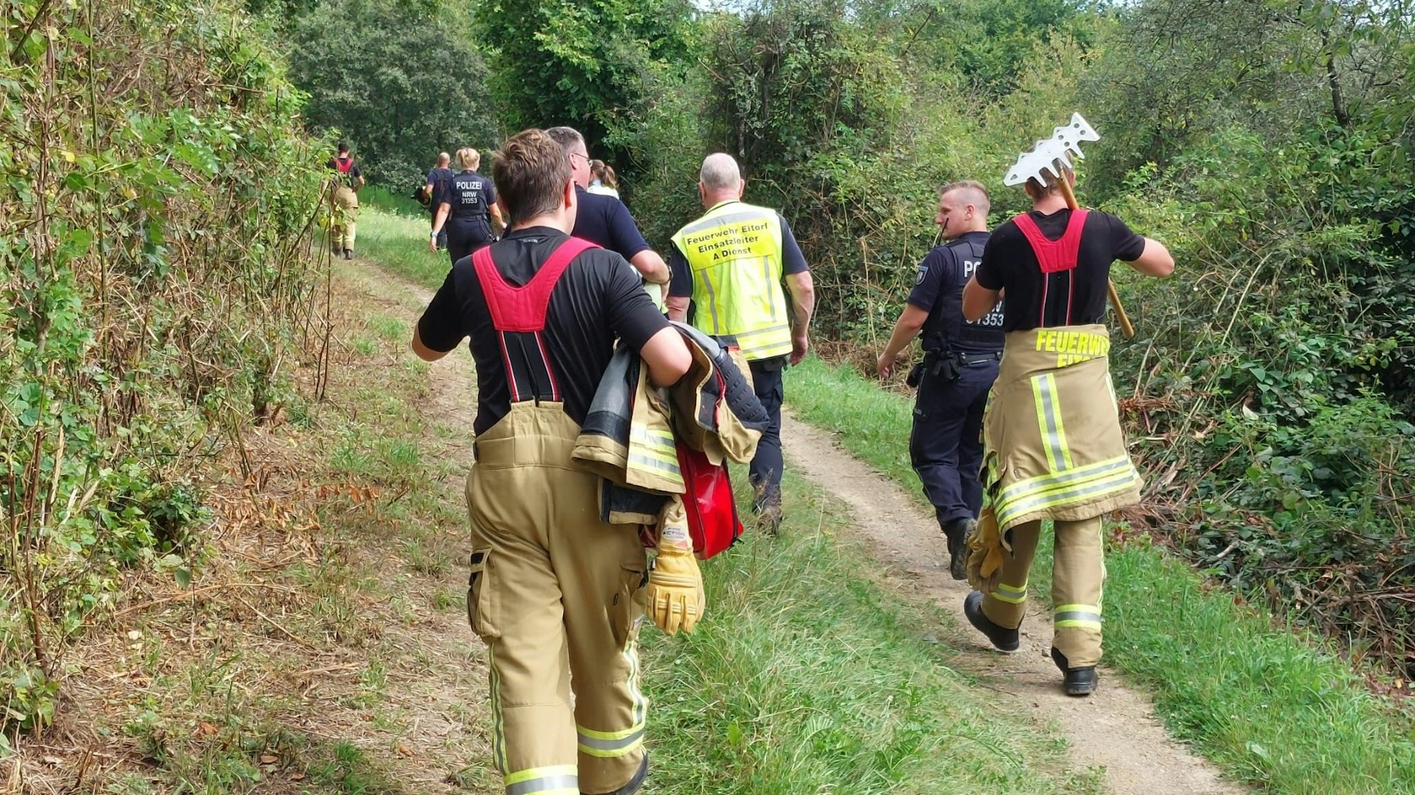 Vergeblich suchte die Eitorfer Feuerwehr mit Polizei und einem Hubschraubeer nach einem abgstürzten Gleitschirmfliegfer, den eine Anwohnerin gemeldet hatte.