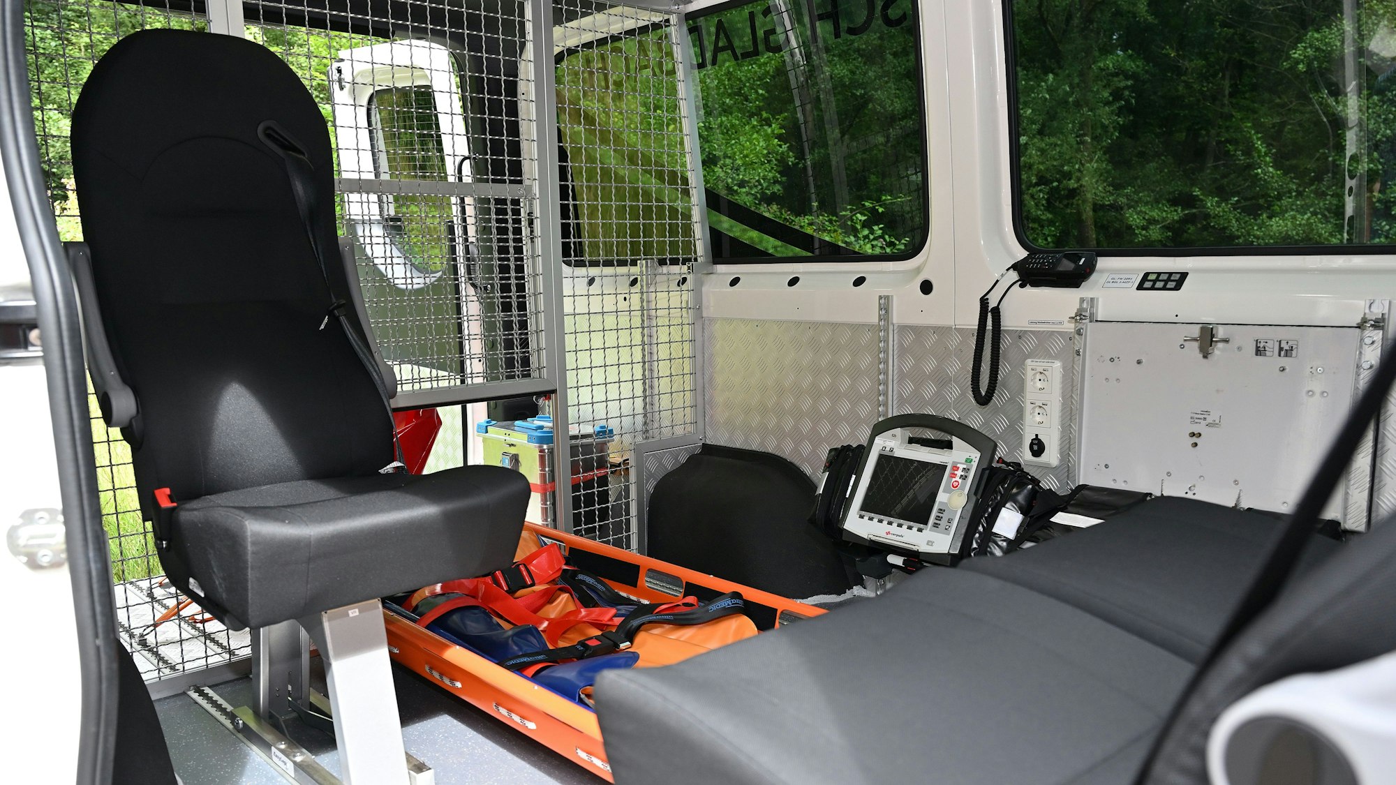 Das Mehrzweckfahrzeug kann Einsatzkräfte, Material und Verletzte transportieren.