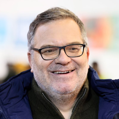 ARCHIV - 12.11.2022, Nordrhein-Westfalen, Winterberg: Elton, Moderator der "TV total Wok WM" von ProSieben, steht am Eiskanal der Bob- und Rodelbahn in Winterberg. Entertainment-Genie Stefan Raab hat für RTL eine neue Samstagabendshow mit Elton erfunden. «Eltons 12» soll sie heißen. (zu dpa: «Stefan Raabs neue Show-Idee für RTL: «Eltons 12»») Foto: Thomas Banneyer/dpa +++ dpa-Bildfunk +++