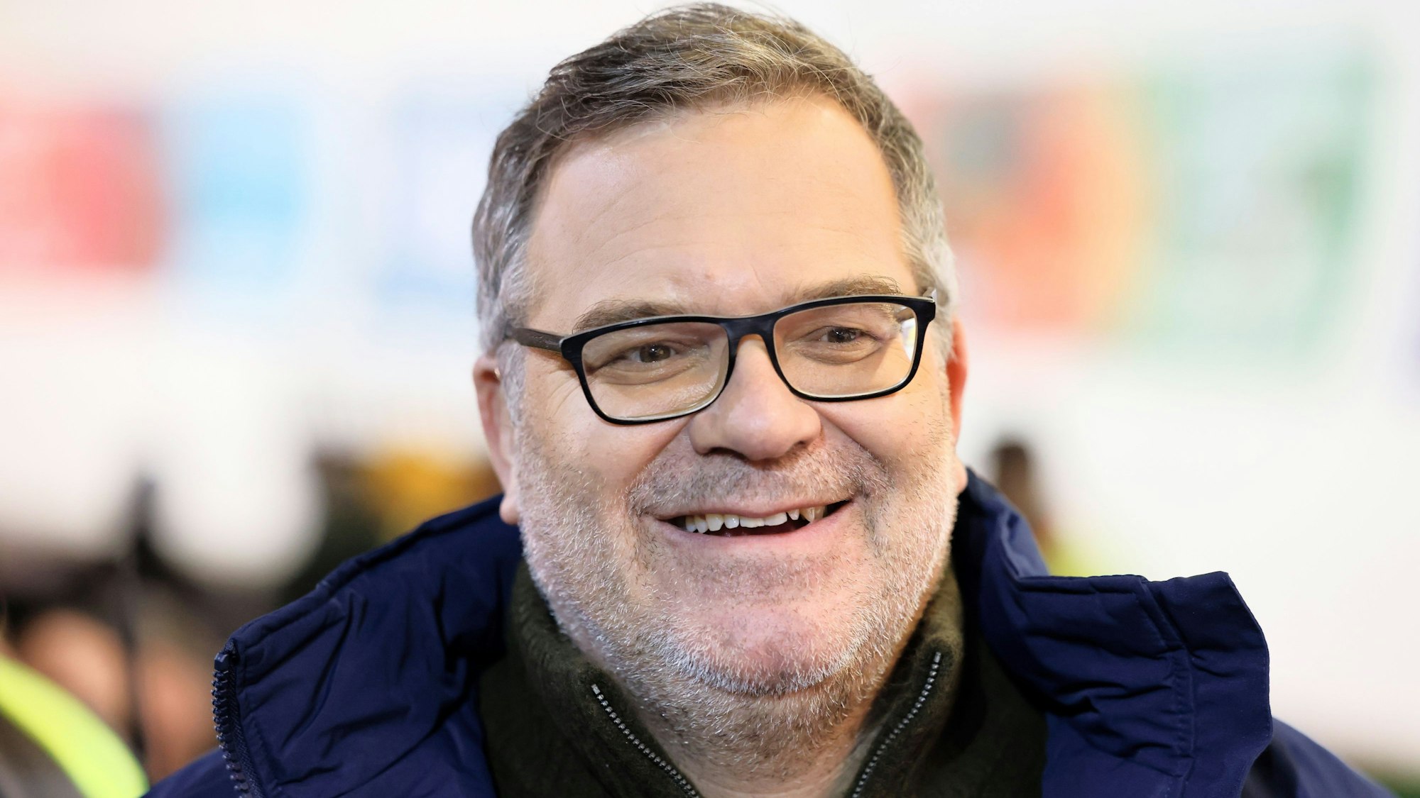 Elton lacht in die Kamera.