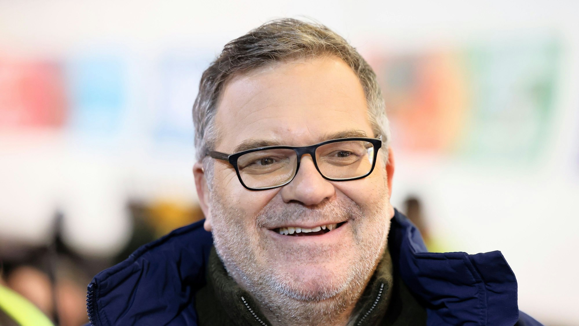 Elton steht am Eiskanal der Bob- und Rodelbahn in Winterberg.