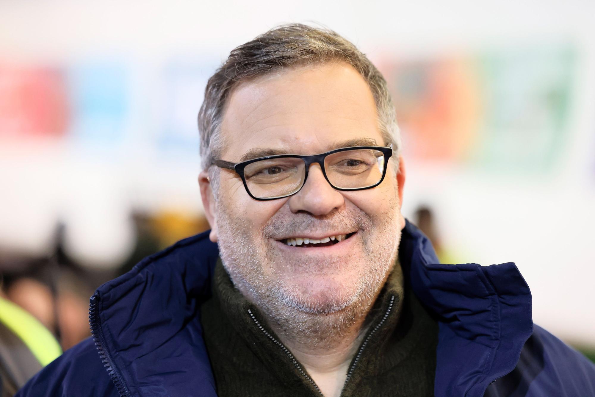 ARCHIV - 12.11.2022, Nordrhein-Westfalen, Winterberg: Elton, Moderator der "TV total Wok WM" von ProSieben, steht am Eiskanal der Bob- und Rodelbahn in Winterberg. Entertainment-Genie Stefan Raab hat für RTL eine neue Samstagabendshow mit Elton erfunden. «Eltons 12» soll sie heißen. (zu dpa: «Stefan Raabs neue Show-Idee für RTL: «Eltons 12»») Foto: Thomas Banneyer/dpa +++ dpa-Bildfunk +++