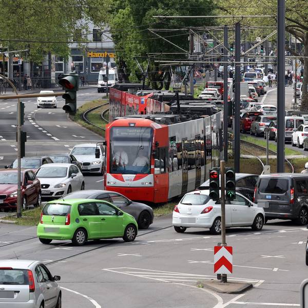 Viel los ist auf den Straßen der Innenstadt.