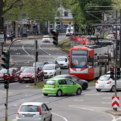 Zu sehen sind viele Autos und eine Stadtbahn auf der Cäcilienstraße in Köln.