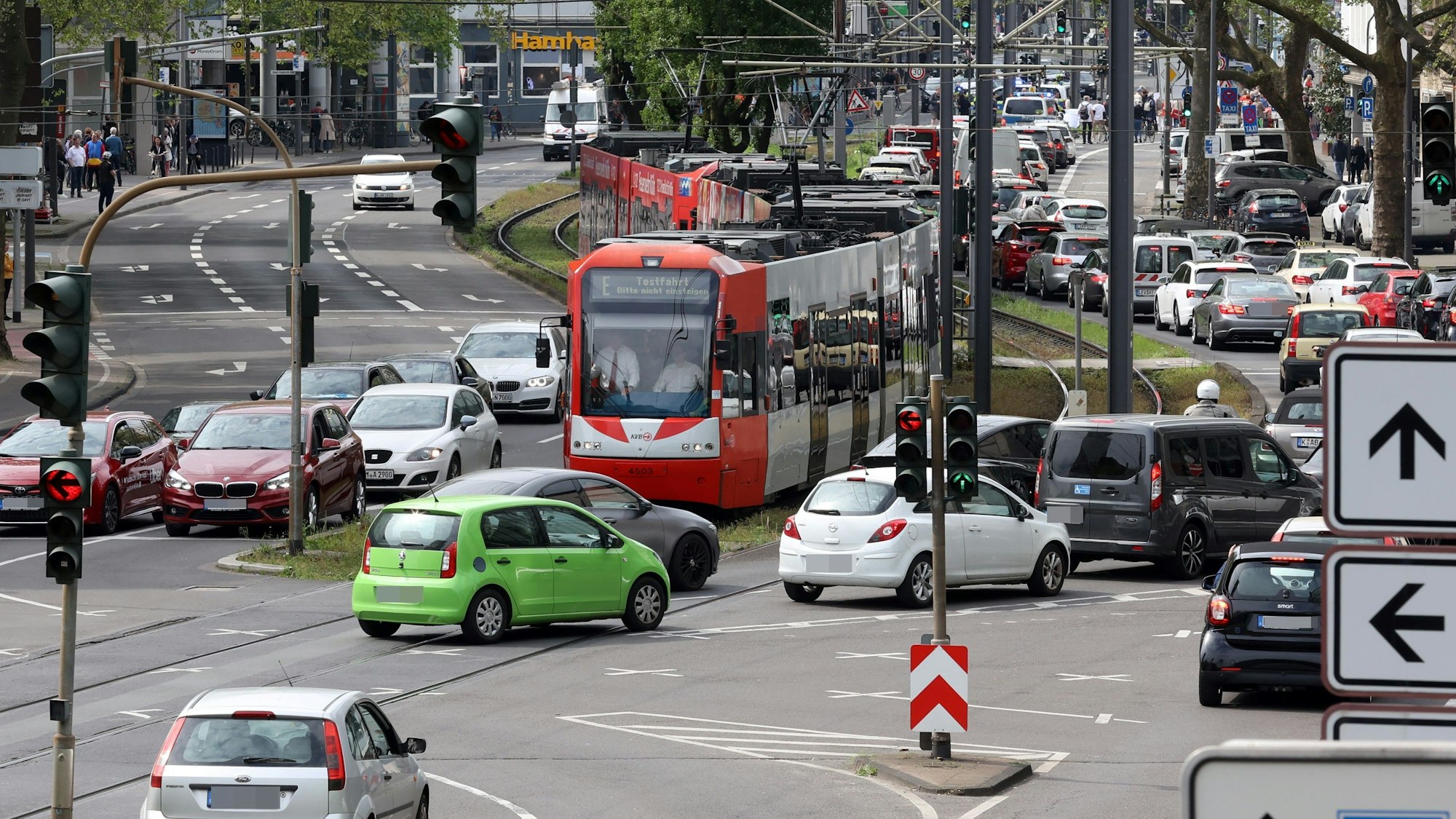 Viel los ist auf den Straßen der Innenstadt.