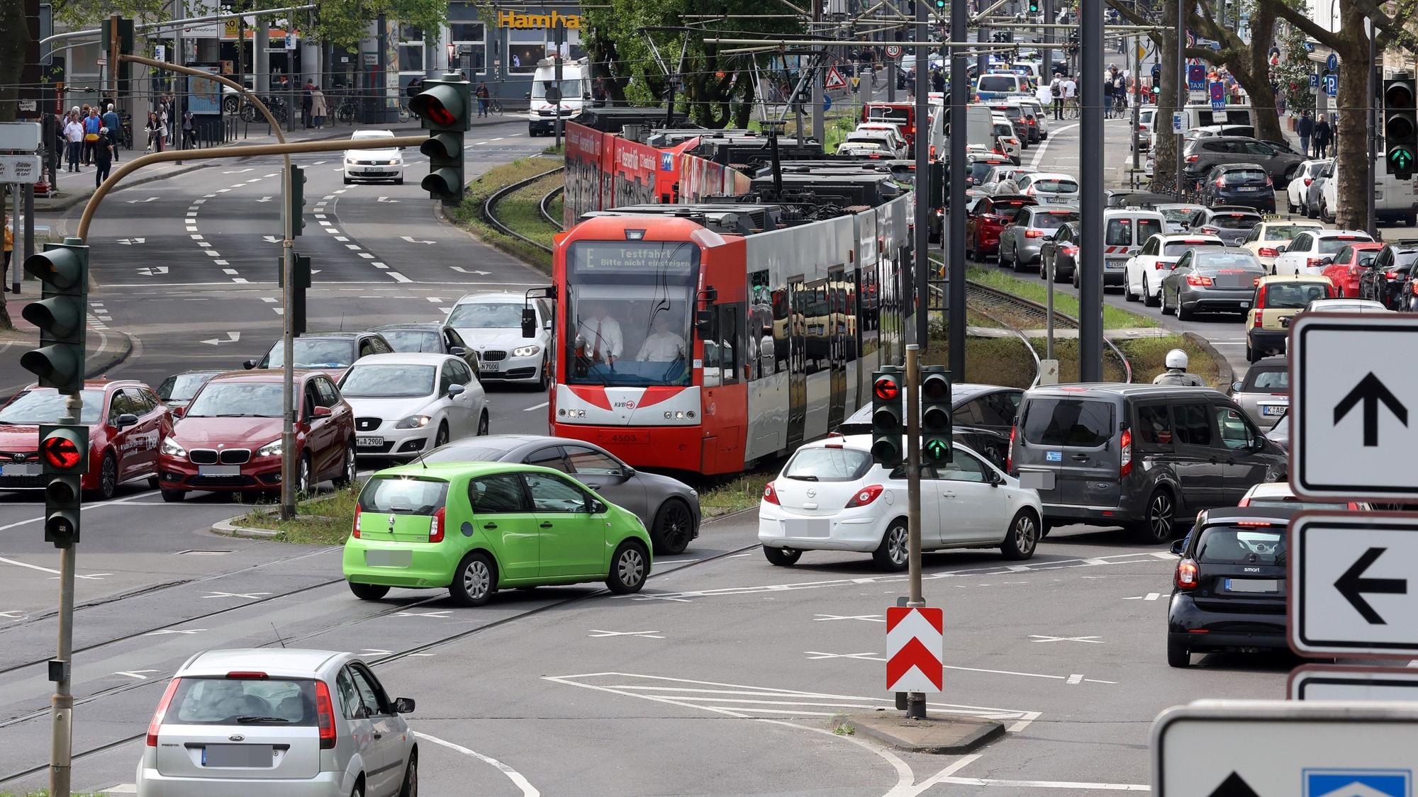 Vollgestellte Kreuzung an der Nord-Süd-Fahrt