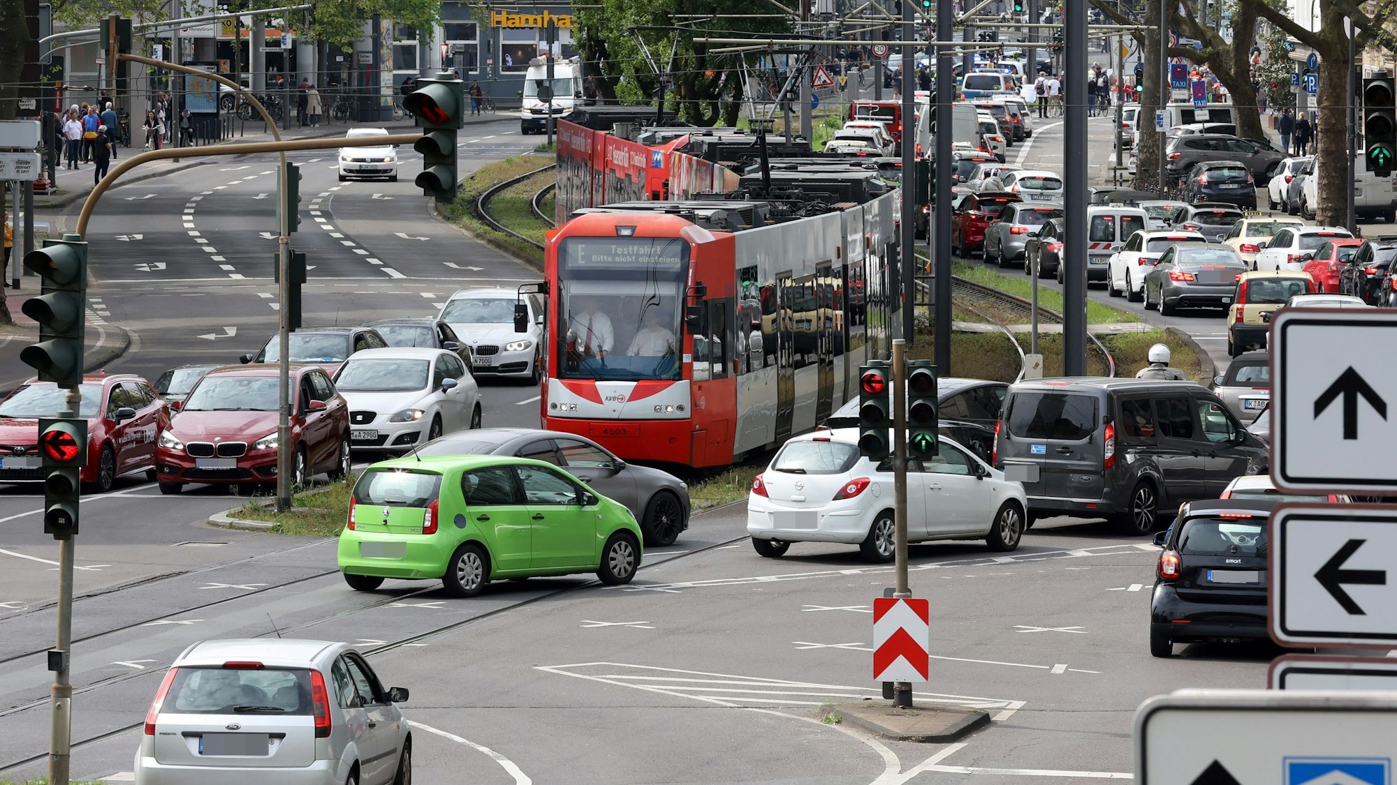 Vollgestellte Kreuzung an der Nord-Süd-Fahrt