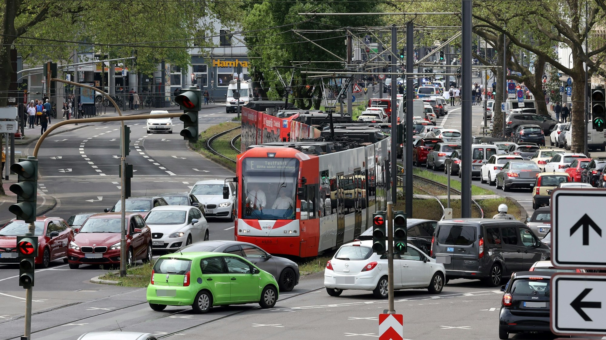 Keiner kommt durch: Alltag auf der Ost-West-Achse in der Innenstadt zwischen Heumarkt und Neumarkt.