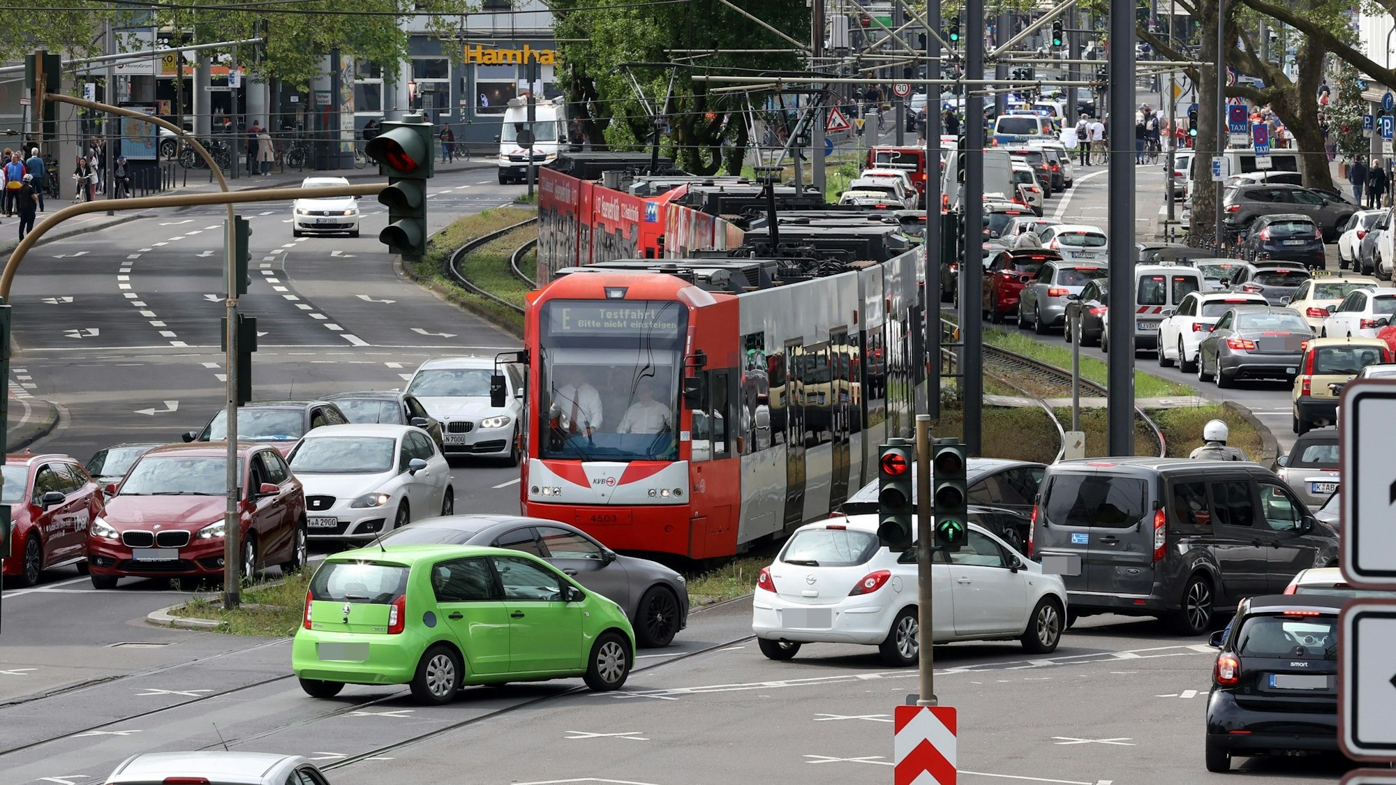 Zu sehen sind viele Autos und eine Stadtbahn auf der Cäcilienstraße in Köln.