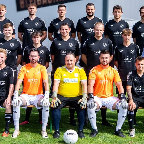 Der SV Frauenberg sitzt und steht zusammen auf einem Gruppenbild auf einem Platz mit Rasen.