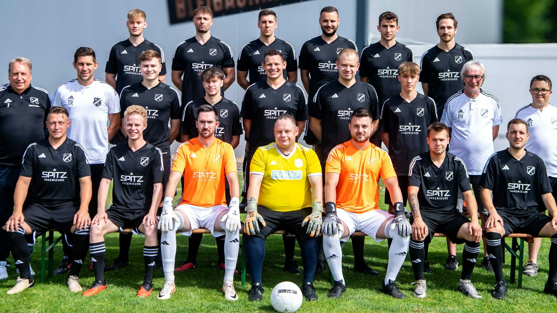 Der SV Frauenberg sitzt und steht zusammen auf einem Gruppenbild auf einem Platz mit Rasen.