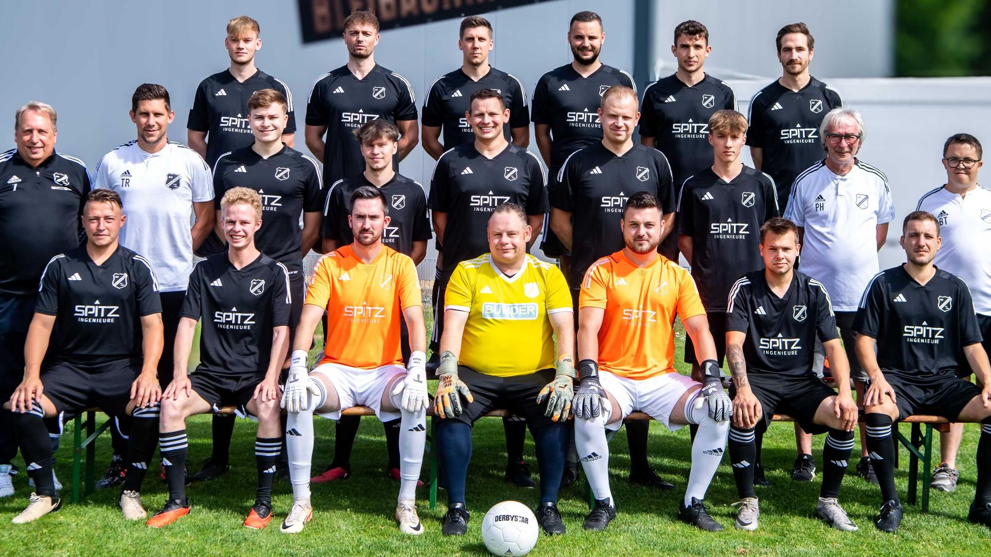 Der SV Frauenberg sitzt und steht zusammen auf einem Gruppenbild auf einem Platz mit Rasen.