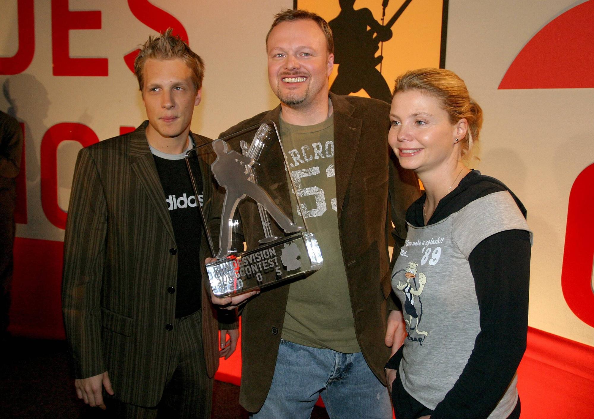 Stefan Raab und Oliver Pocher mit Annette Frier während eines Pressetermins zum Bundesvision Song Contest 2005.
