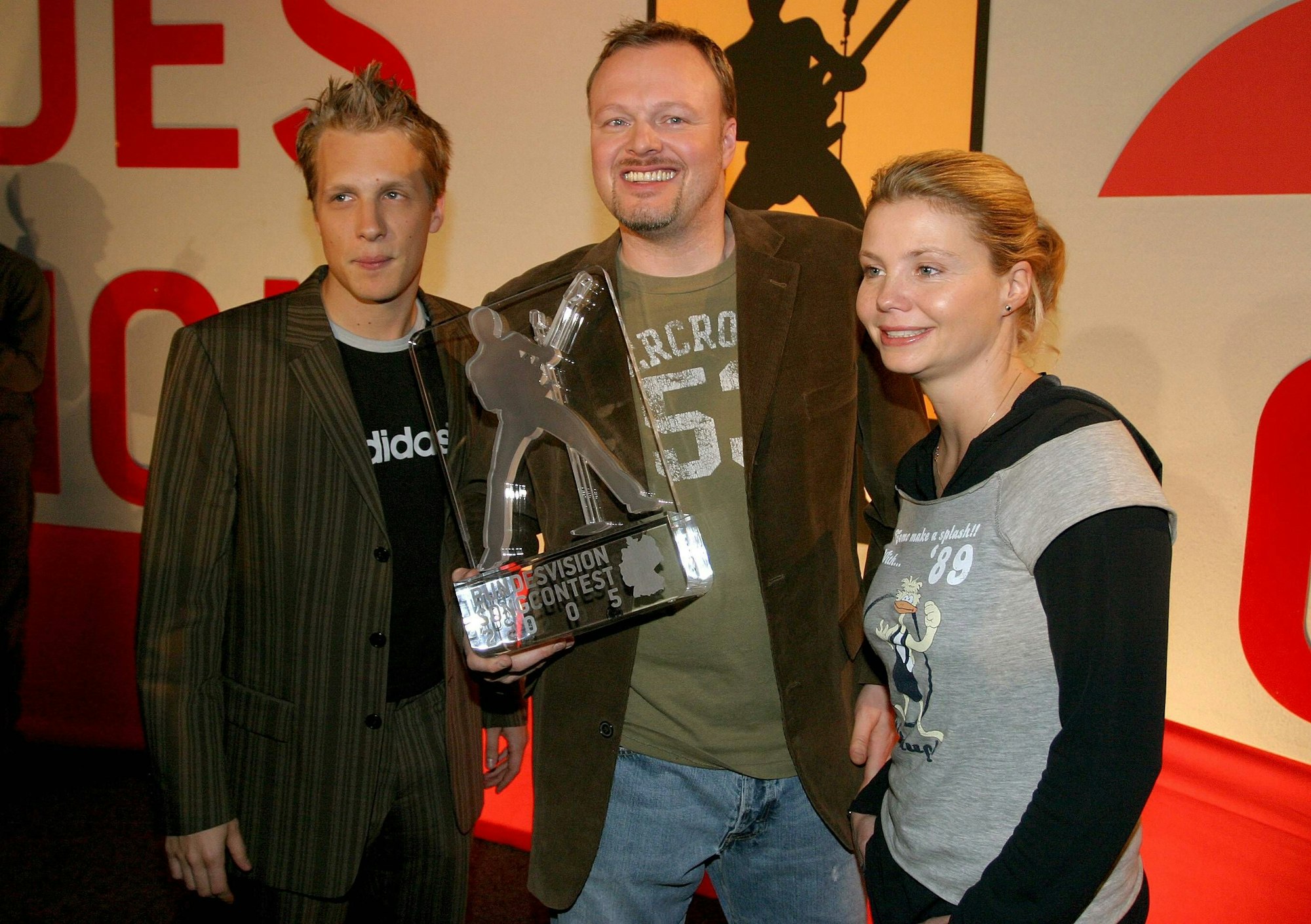 Stefan Raab und Oliver Pocher mit Annette Frier während eines Pressetermins zum Bundesvision Song Contest 2005.