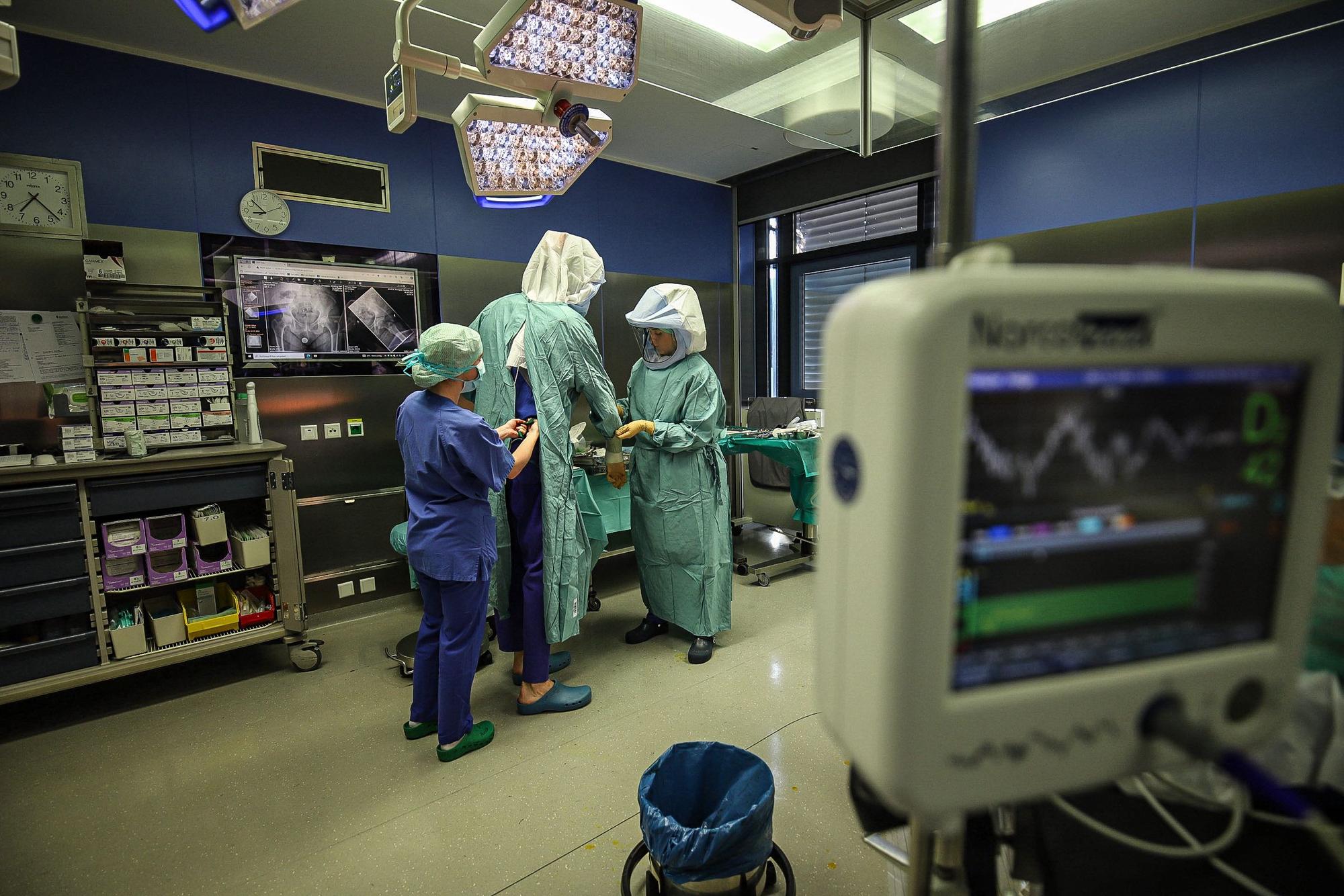 Dr. Ralf Decking wird für die Operation vorbereitet.
