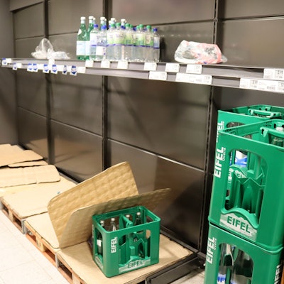 Ein fast leeres Getränkeregal in einem Supermarkt in Mechernich.