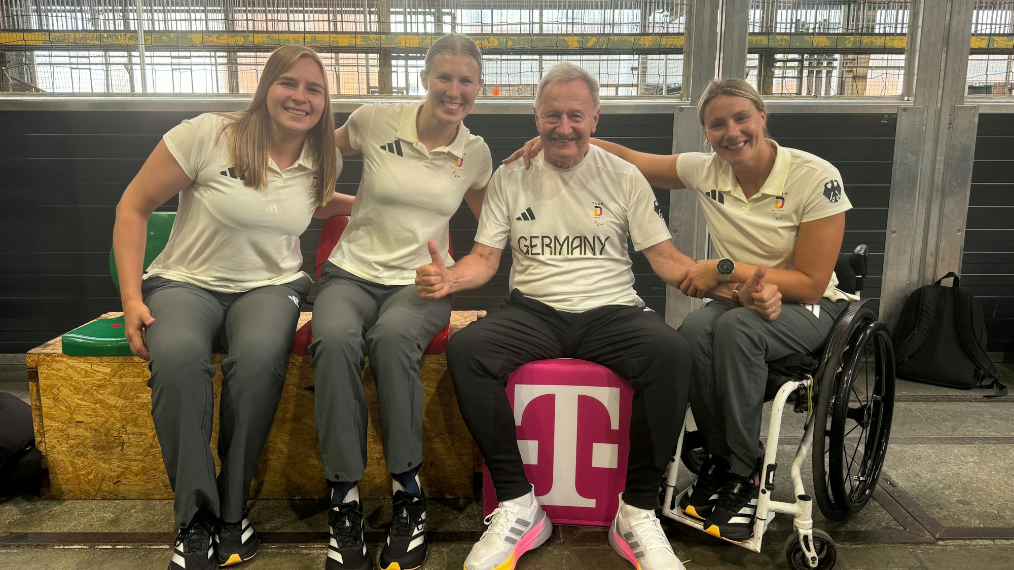DBS-Präsident Friedhelm Julius Beucher mit drei Spielerinnen der deutschen Rollstuhlbasketball-Nationalmannschaft. Von links: Mareike Miller, Lilly Sellak, Svenja Mayer