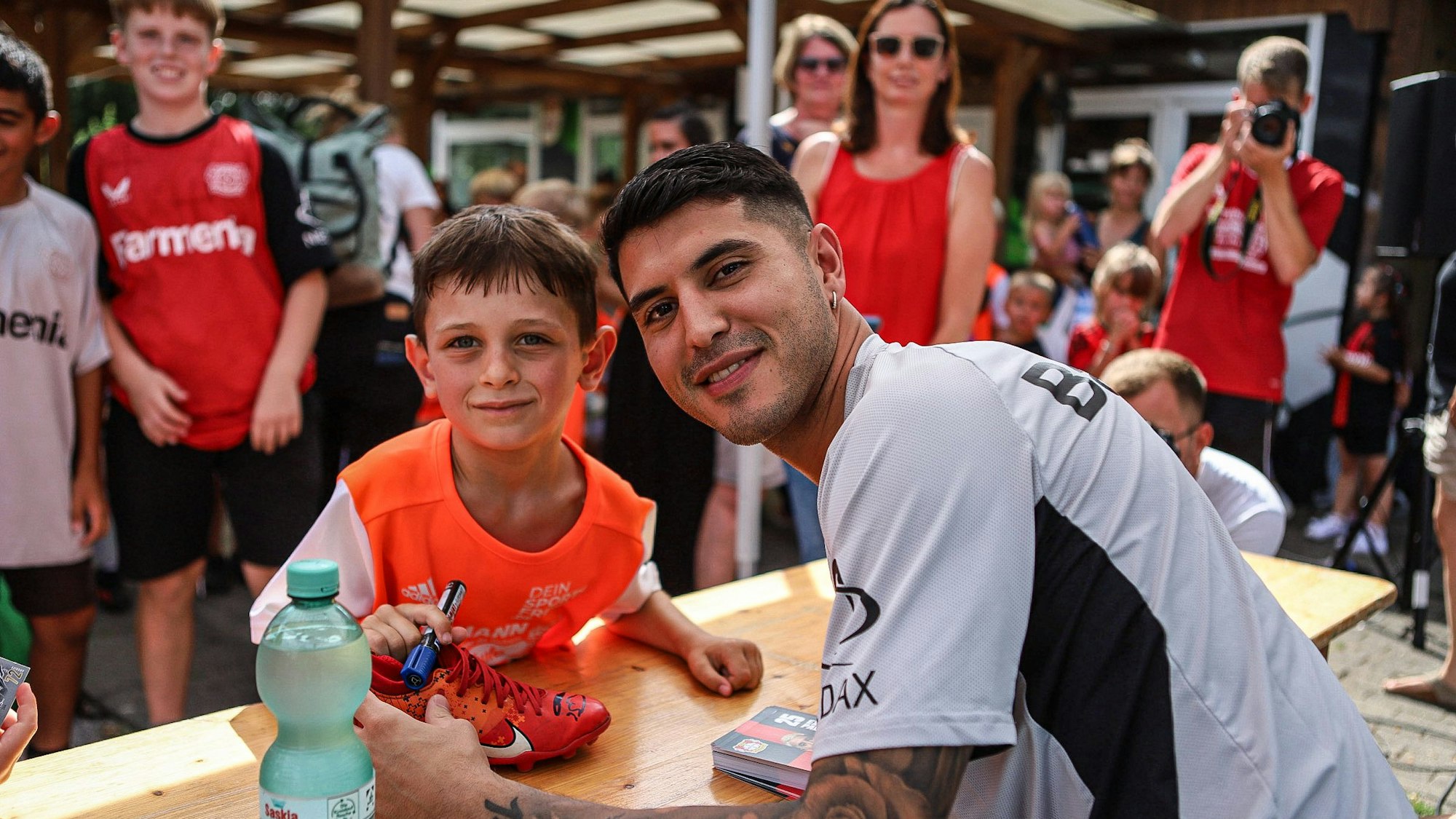 Exequiel Palacios mit Kindern.