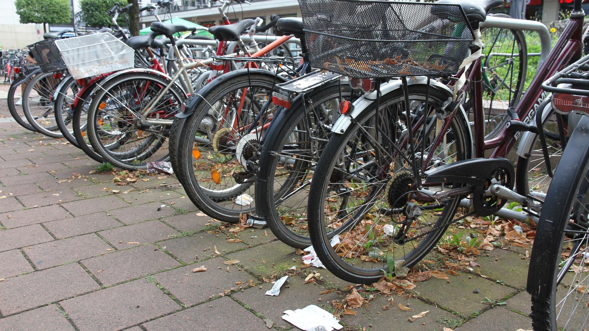 Dreck, Unkraut an Fahrradständern
