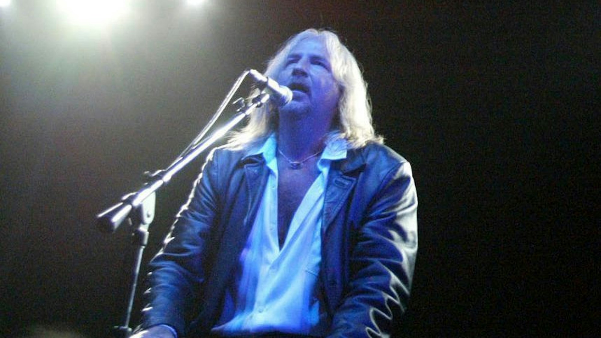 ARCHIV - 30.04.2003, USA, West Hollywood: Jack Russell, Leadsänger von Great White, tritt während einer Benefizveranstaltung zu Ehren des Gitarristen Ty Longley im Key Club auf. Der US-amerikanische Sänger und Frontmann der Rockband Great White, Jack Russell, ist tot. (zu dpa: «US-Rocksänger Jack Russell gestorben») Foto: Jill Connelly/AP/dpa +++ dpa-Bildfunk +++