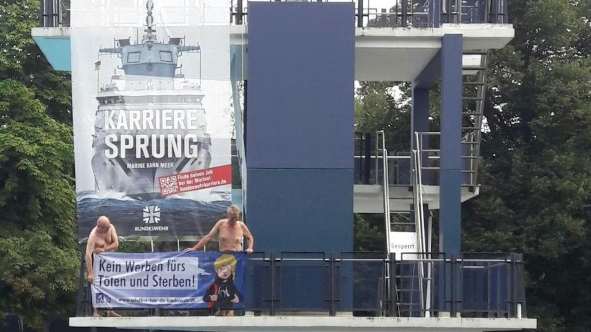 Aktivisten und Aktivistinnen besetzten am 14. August 2024 den Sprungturm im Stadionbad in Köln-Müngersdorf.