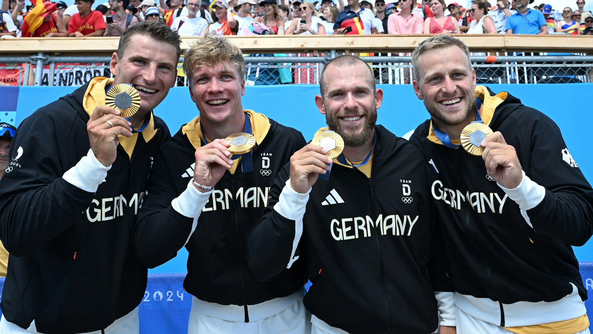 Der Kajak-Vierer, 500 m, Herren, mit Tom Liebscher-Lucz, Jacob Schopf, Max Lemke und Max Rendschmidt jubelt mit ihren Goldmedaillen.