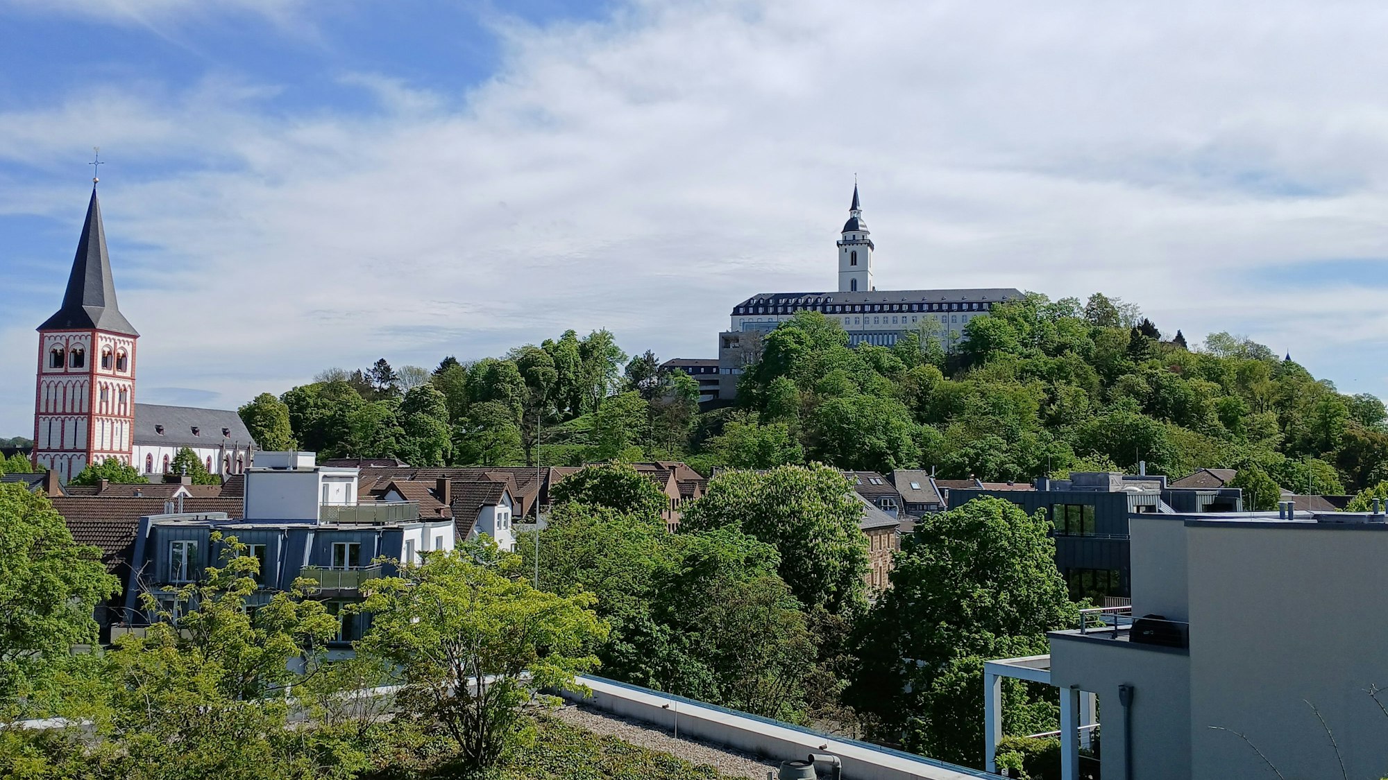 St. Servatius-Kirche und Abtei Michaelsberg vom S-Carré aus fotografiert