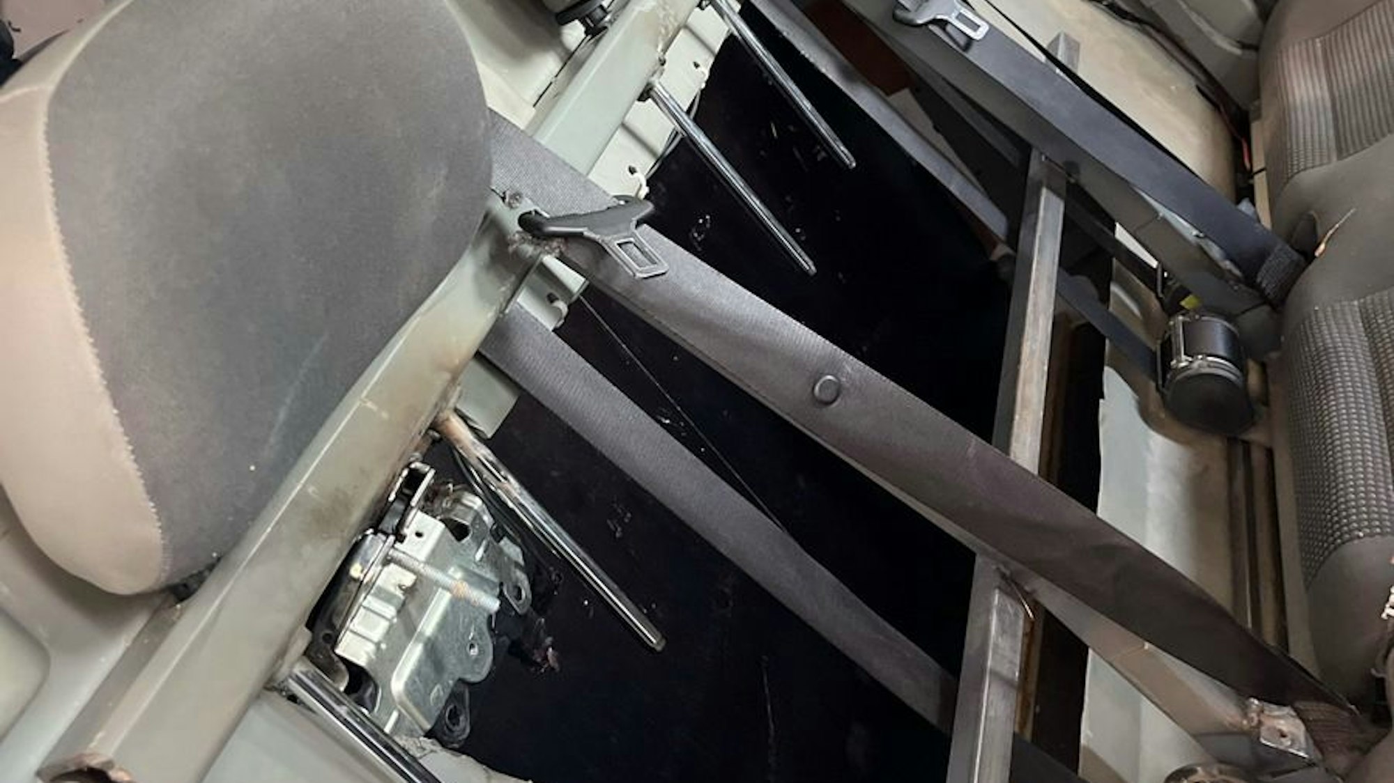 Das Foto zeigt das Drogenversteck im Opel.