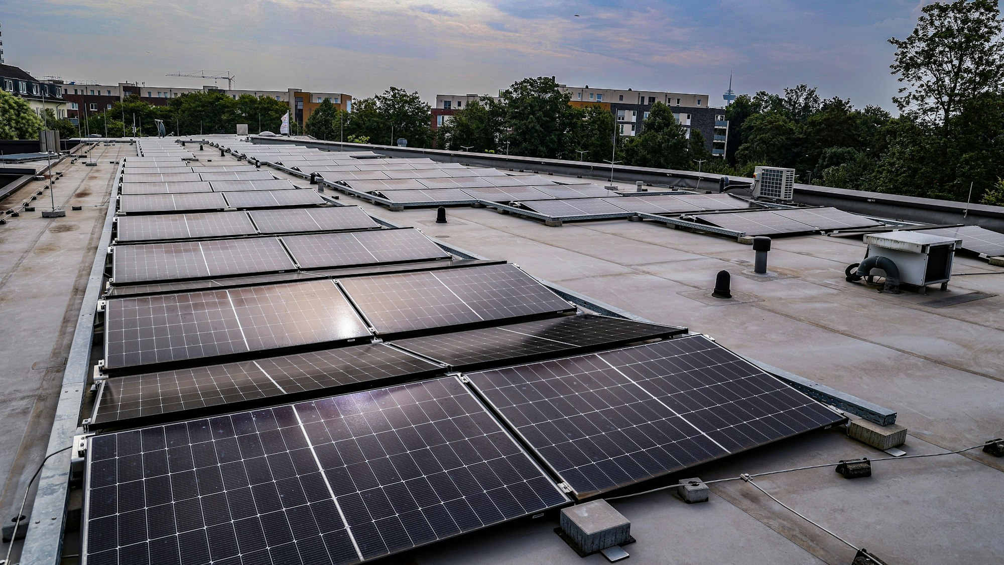 Neue Photovoltaik-Aufdachanlage auf dem Kombinat Ossendorf an der Äußeren Kanalstraße