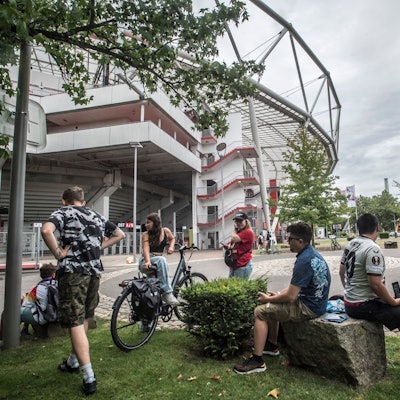 Warten auf die Fußball-Stars. Vor dem Stadion kommt nach der Sommerpause langsam wieder das normale Leben zurück. Foto: Ralf Krieger