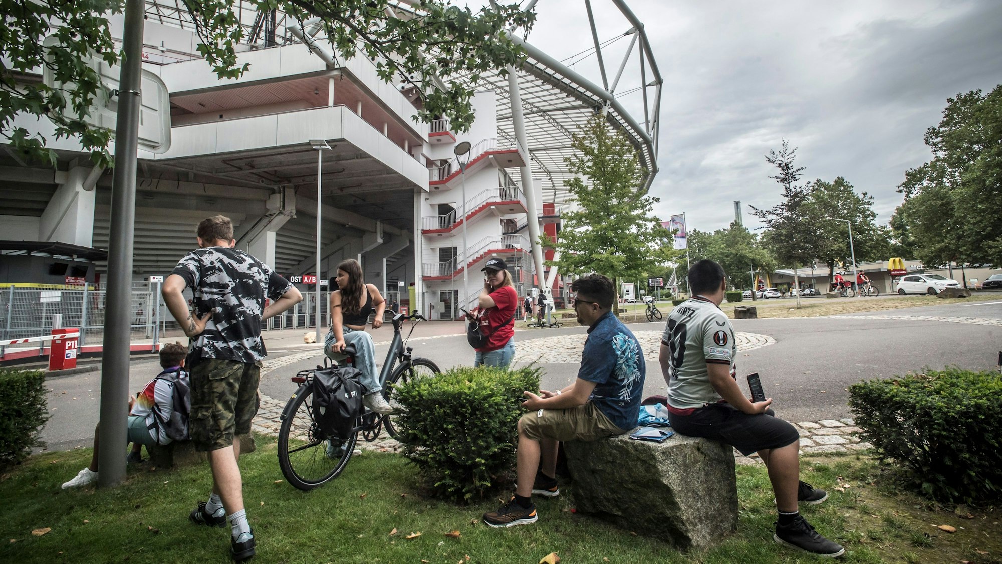 Warten auf die Fußball-Stars. Vor dem Stadion kommt nach der Sommerpause langsam wieder das normale Leben zurück. Foto: Ralf Krieger