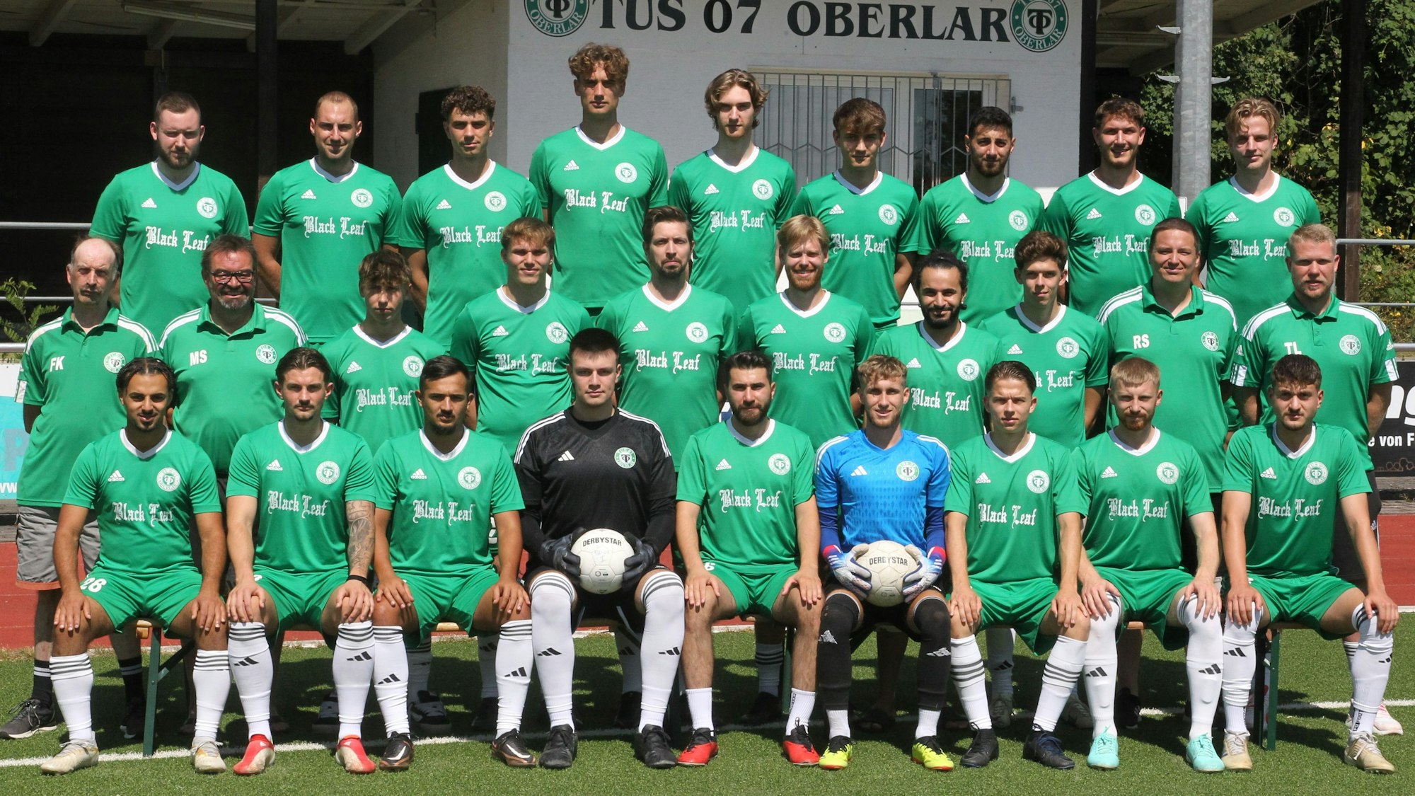 Geschäftsführer Fabian Gollub (oben, von links), Kevin Kotala, Johannes Rieke, Martin Rieke, Marc Siebertz, Florian Bürger, Ibrahim Omeirat, Marcel Switalla, Tom Raßbach, Betreuer Frank Kirchgässer, 2. Kassierer Markus Schmitz, Pascal Reinartz, Jonas Milhan, Robin Quadvlieg, Hannes Teffner, Mehmet Öcal, Adrian Junker, Co-Trainer Robert Streuf, Trainer Timo Leo, Nabil Bergmann (unten, von links), Lars Morrn, Artjom Scherf, Lukas Hess, Ibrahim Ücok, Dominik Stibing, Christoph Roller, Jan-Luca Henseler und Manuel Alves vom TuS Oberlar.