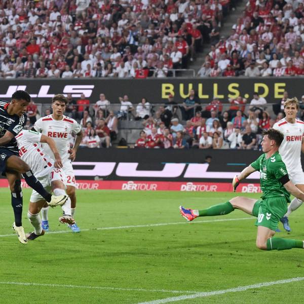 Jonas Urbig kassierte beim 1:2 zum Auftakt gegen den HSV einen unglücklichen Treffer, ist jedoch weiter unumstritten beim FC.