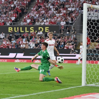 Jonas Urbig kassierte beim 1:2 zum Auftakt gegen den HSV einen unglücklichen Treffer, ist jedoch weiter unumstritten beim FC.