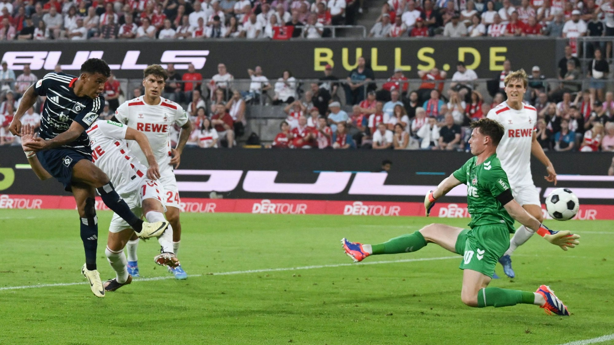 Jonas Urbig kassierte beim 1:2 zum Auftakt gegen den HSV einen unglücklichen Treffer, ist jedoch weiter unumstritten beim FC.