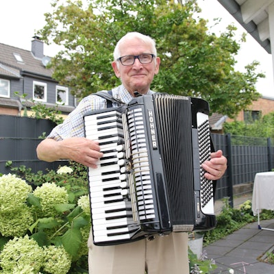 Das Bild zeigt Eduard Mahlke mit seinem Akkordeon.