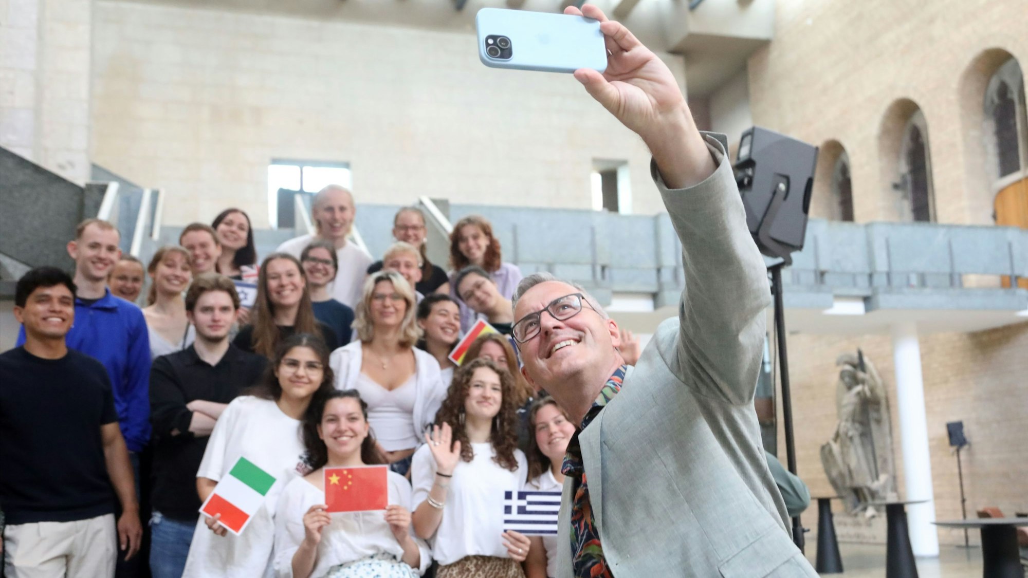 Bürgermeister Andreas Wolter macht ein Selfie mit den jungen Freiwilligen, im historischen Rathaus.