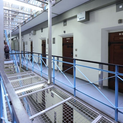 Ein Gang in der Justizvollzugsanstalt Rheinbach.