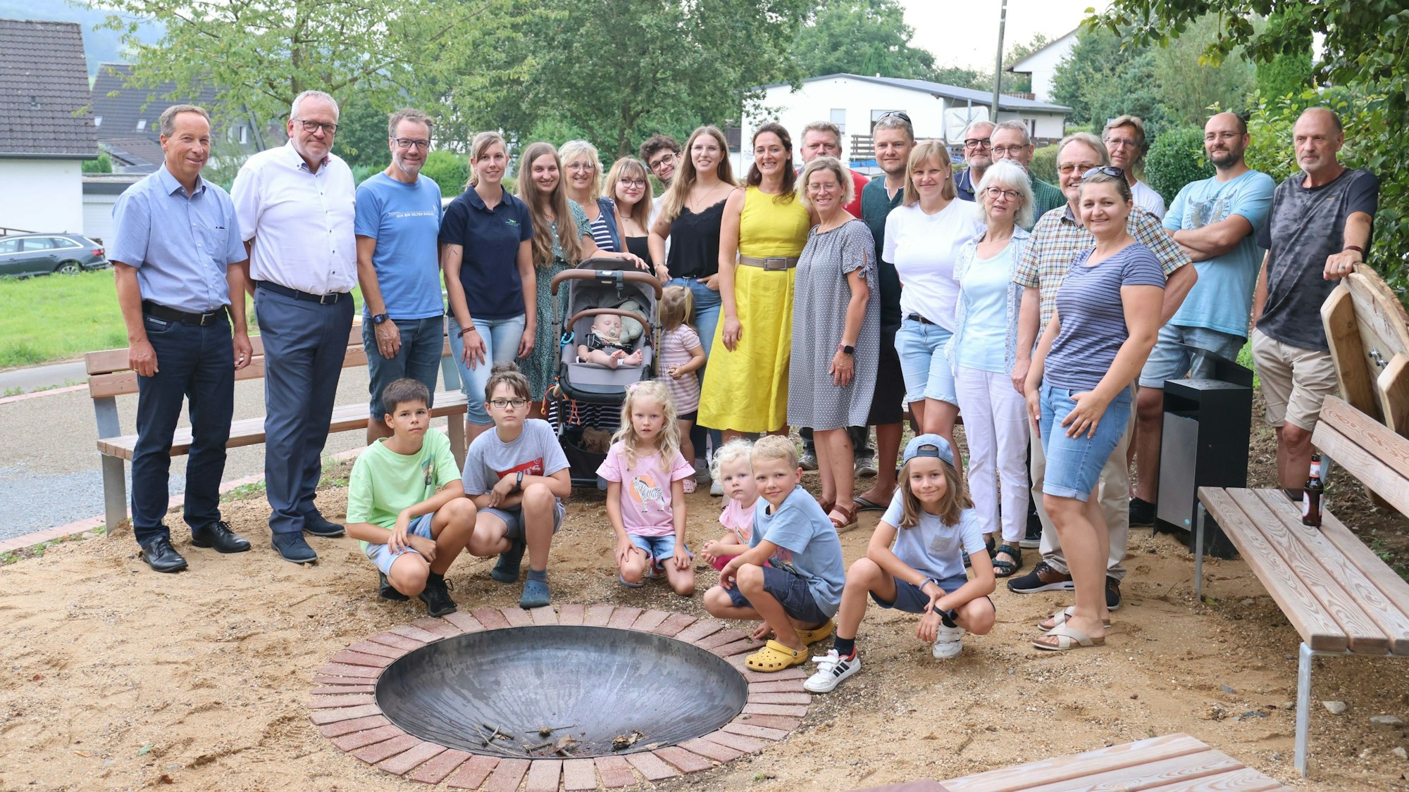 Eine große Gruppe auf dem neuen Platz.