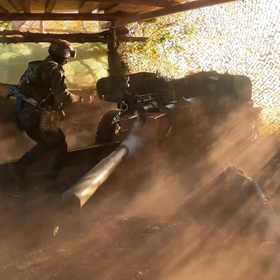 Kursk: Ein russischer Soldat feuert ein Rapira-Panzerabwehrgeschütz ab. (Symbolbild)