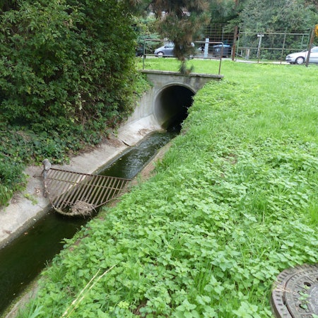 Ein Bach, in einer Betonsohlschale,