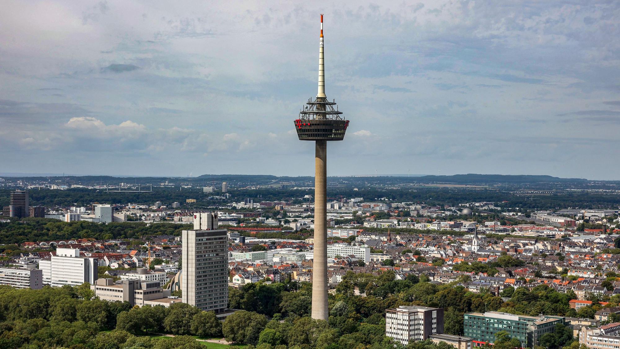 Der Colonius und Ehrenfeld aus der Luft fotografiert.